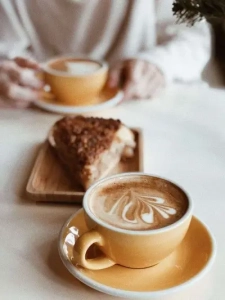 child chokes in coffee shop